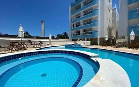 Apartamento 23A para 6 pessoas com Piscina e Churrasqueira no Cond Torremolinos Beach a 80m para Pé na areia na Praia da Enseada Ubatuba